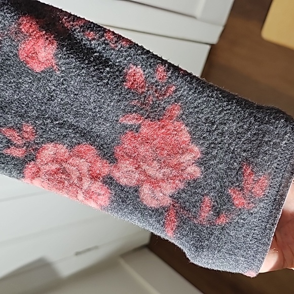 Socialite curve women's 2X pop over V neck fleece.  Gray/pink. - Picture 3 of 8